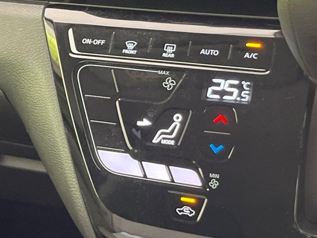 【オートエアコン】一度お好みの温度に設定すれば、車内の温度を検知し風量や温度を自動で調整。暑い…寒い…と何度もスイッチ操作をする必要はありません。快適な車内空間には必須の機能ですね♪