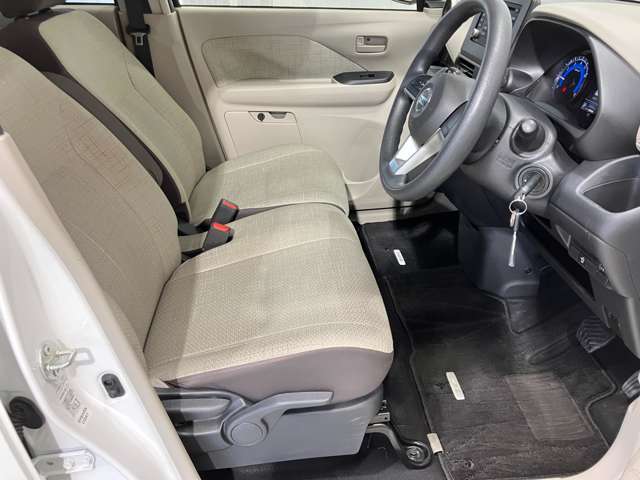 【運転席・助手席転席】運転席の足もともゆったりで長距離ドライブでも快適に★