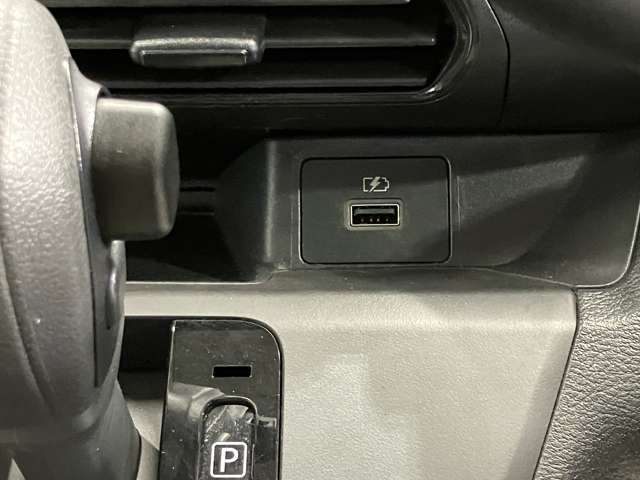【USB電源ソケット】バッテリーが少なくなっても大丈夫！携帯やゲーム機などUSBにつないで車内で充電ができます！