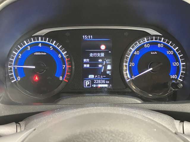 【メーター】メーター内のカラーディスプレイには運転をサポートするさまざまな情報を表示！