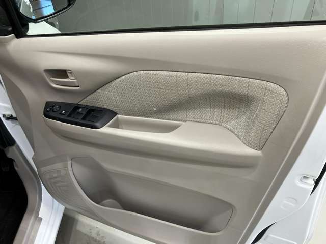 【運転席ドア】収納ポケットが付いているので運転席周りもスッキリ保てます★