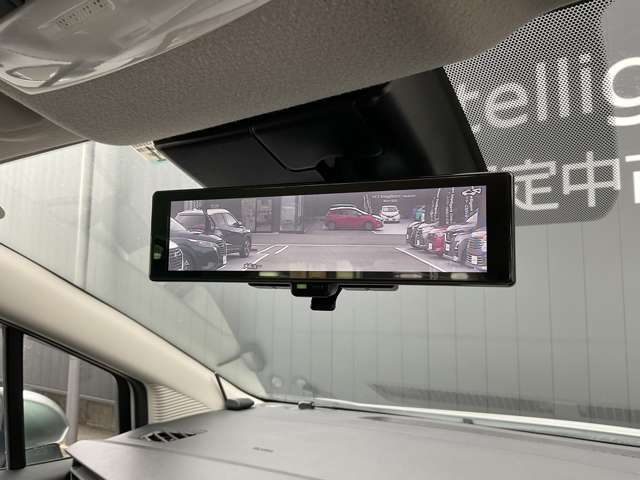 【インテリジェントルームミラー】　車両後方のカメラ映像がミラーに映るので、乗員や荷物が多くても安心♪夜間や悪天候の日でもクリアな映像で視界良好です◎