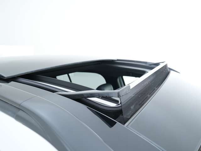 新車時オプションである電動サンルーフ＆ルーフレールも装着☆様々なアタッチメントの装着が可能です！