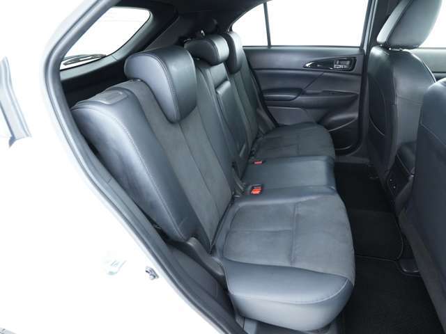 後席シートです☆厚みのある座席は綺麗な状態を維持しており、体重をかけて座っても程よい弾性で押し返してくれます！天井も高めになっておりますので、窮屈感も感じさせにくくなっております！