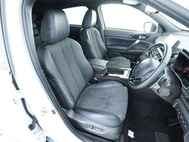 運転席です☆肌触りの良い座席シートや広めの空間が備わっております！急なカーブでもしっかりとお体を支えられるように座席シートの両側が立体的になっており、安定した姿勢で運転が可能♪