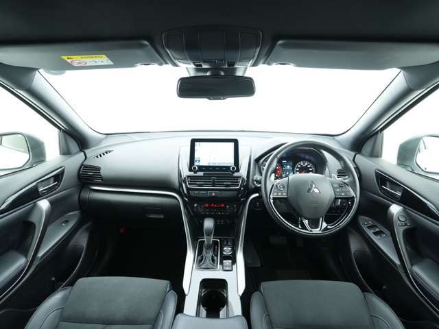 水平基調のインパネは航空機のコックピットのような雰囲気を持っております☆シルバーのアクセントやプレミアム感ある素材の配置の内装はスポーティな空間を実現！