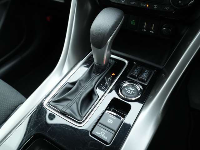 しっかりと握りこむことが出来るシフトレバーは操作に迷いにくいフロアシフトとなっております！