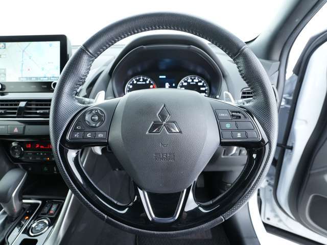 アダプティブクルーズコントロールがついています♪速度を設定すればアクセルを踏まなくてもスピードを保ってくれるので長距離運転も快適です♪