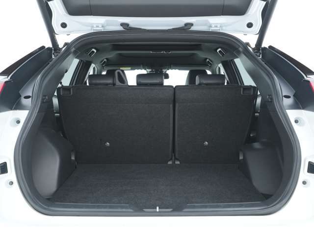 大きなバックドアはスーツケース等の大型のお荷物を積み込む際にも、ぶつけることなく入れることが出来ます☆