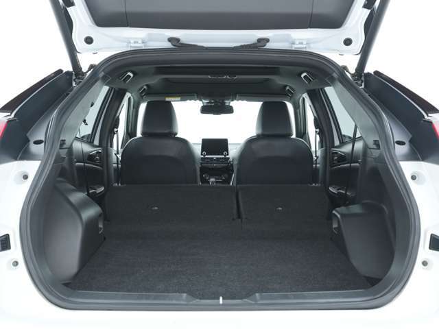 後席を全て折り畳むことで、ボディ後方を目一杯使った大容量の荷室を作り出すことが出来ます♪ご夫婦やご友人とのお出かけにもピッタリなお車となっております！