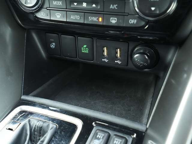 ナビのすぐ下にはステアリングヒーターのスイッチの他、小物置き場も搭載☆