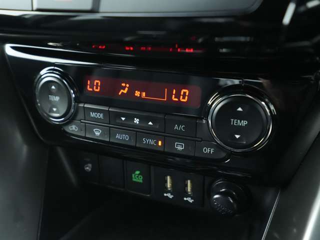 左右で別々の温度の送風が可能なエアコン操作部です！運転席の方と助手席の方で温風と冷風を同時に使用できます！