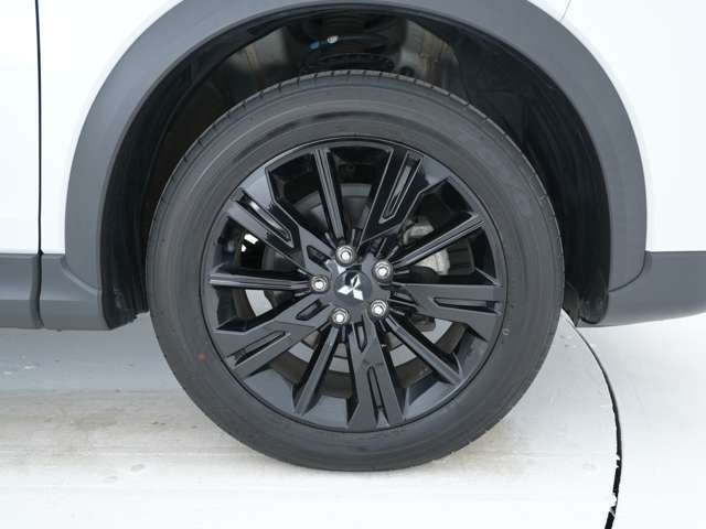 装着タイヤ★ブラックエディション専用純正アルミホイール＆夏タイヤ装着です★