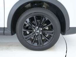 装着タイヤ★ブラックエディション専用純正アルミホイール＆夏タイヤ装着です★