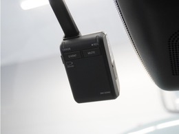 ◆ドライブレコーダー◆映像・音声などを記録する自動車用の装置です。　もしもの事故の際の記録はもちろん、旅行の際の思い出としてドライブの映像を楽しむことができます。