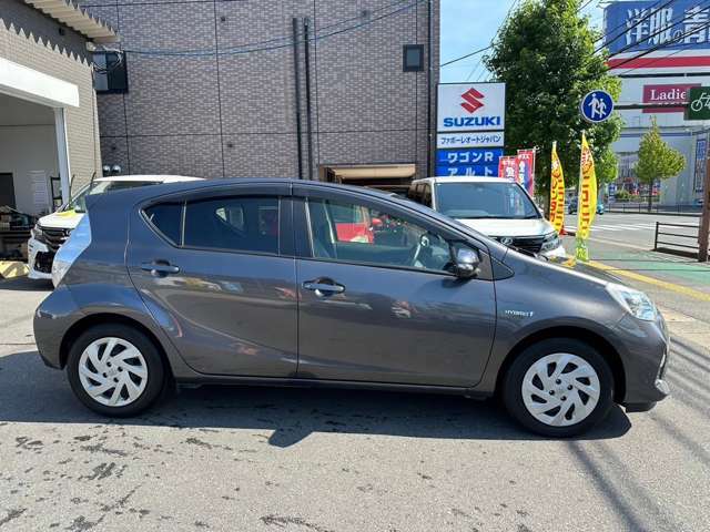 車検や板金などでお車お預かりの際、サービス代車をご用意しております。損害保険対応もしております。