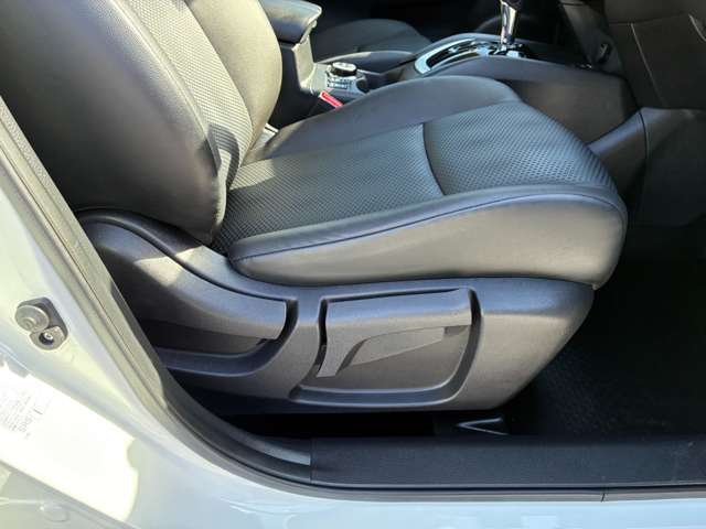 運転席シートにはラチェット式のシートリフターを装備、座ったままで簡単に上下でき、運転しやすいシートの高さが、ラクに見つかります。