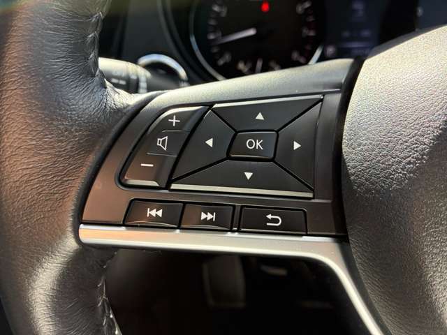 走行中、ナビに手を伸ばしてチャンネル変更やボリューム調整するのは、大変だし危険ですよね！ステアリングスイッチなら視線を大きく逸らさずに手元で簡単に操作できるので、運転に集中できます♪