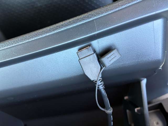 グローブボックス内のUSBケーブルでUSBメモリーや普段使っているオーディオをナビゲーションと接続すれば車内でもお気に入りの音楽を簡単に聴けますよ♪