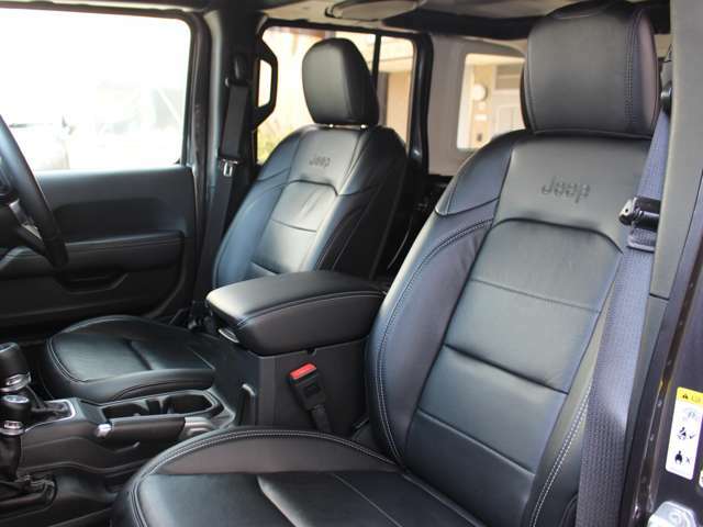 上級グレードの「サハラ」には、フロントシートには3段階で温度調節が可能なシートヒーターが装備されております。「Jeep」のロゴも刺繍で施されております。