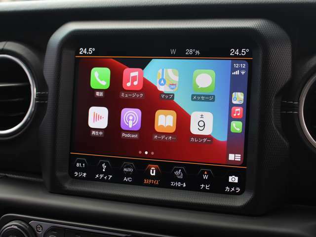 8.4インチのフルカラーディスプレイに最新世代の「Uconnect」を採用し、スマートフォンの各種機能を車載機器で操作できるようにする、Apple CarPlayやAndroid Autoに対応しております。