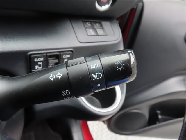 スイッチをオートに設定しておけば、車外の明るさに応じて自動的にヘッドランプを点灯・消灯します。夕暮れ時やトンネルの続く山道などを走行する時に便利なコンライトを装備しています。