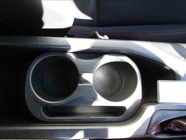 運転席と助手席の間にカップホルダーがあります。