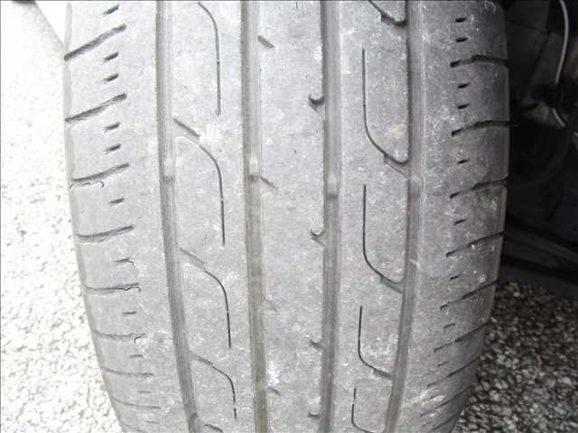 タイヤの溝は車検がぎりぎり受かるレベルです。新品タイヤのご相談も承ります。