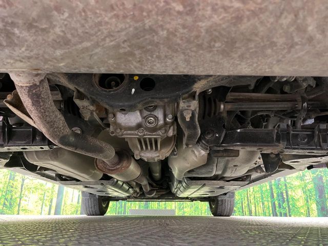 お車を安心してお乗りいただく為には、足回りの定期点検が欠かせません。サービスサポート（有償保証）では無料点検もご提供しており、安心のカーライフをお過ごしいただけるサポート体制が整っています。