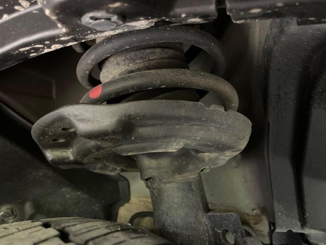 お車を安心してお乗りいただく為には、足回りの定期点検が欠かせません。サービスサポート（有償保証）では無料点検もご提供しており、安心のカーライフをお過ごしいただけるサポート体制が整っています。