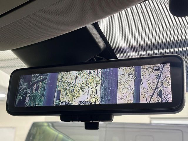 【インテリジェントルームミラー】後席の大きな荷物や同乗者で後方が確認しづらい時でも安心！カメラが撮影した車両後方の映像をルームミラー内に表示。クリアな視界で状況の確認が可能です！