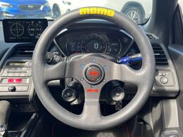 【MOMO製ステアリング】上質な革を使用することで、手にしっかり馴染みとても運転しやすいハンドルです♪