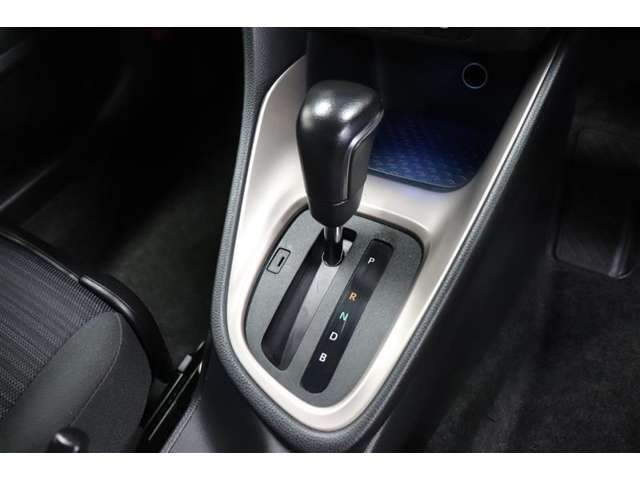 従来のATに比べ変速ショックの少ないCVT。シフトの操作はAT車と同じです。