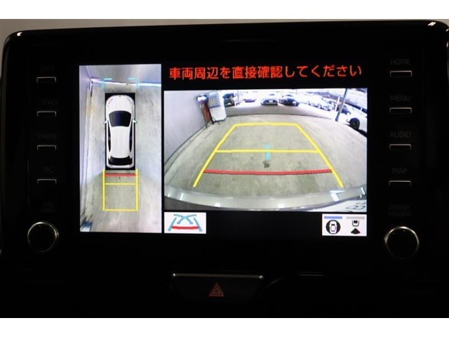 前後左右のカメラの映像を合成し、車を上から見たような視点のパノラミックビューモニター。後方の死角だけでなく左右や前方の障害物の発見もしやすくなります。