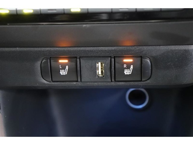 シートヒーターは、エアコンで車内を温めるよりも早くシートが温まるので、寒い季節も快適になります。
