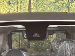 【三菱e-Assist】走行中に前方の車両等を認識し、衝突しそうな時は警報とブレーキで衝突回避と被害軽減をアシスト。より安全にドライブをお楽しみいただけます。