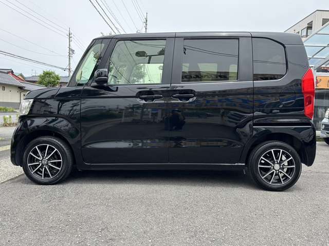無段変速のCVTですので変速ショックも無く低燃費で経済的なお車です！