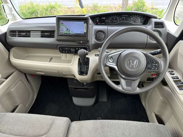 インパネAT(CVT)ですので足元広々です☆車内ルームクリーニング済み☆
