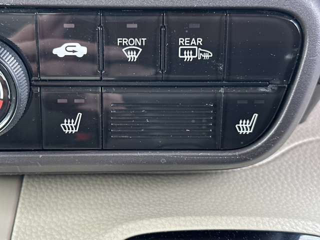 運転席、助手席シートヒーター付！ドアミラーヒーターも4WDですので標準装備！