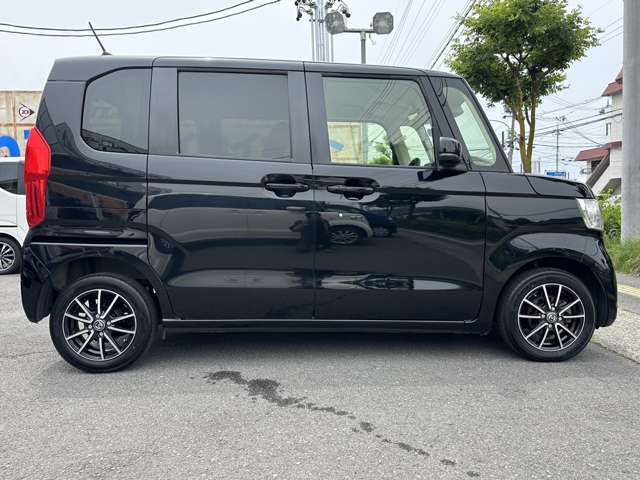 使い勝手の良い両側スライドドアですので狭い駐車場などでも開け閉め楽々です！！