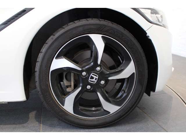 純正アルミホイールが足元を飾ります！！フロントは165/55R15を装備しております！！