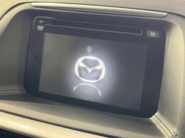 【マツダコネクトナビ】車内の雰囲気にマッチした一体型タイプのナビ。各種車輌設定やBluetooth再生等、様々な機能が楽しめます。直感的なダイヤル操作が可能で、使い勝手も良好です。