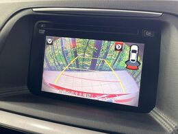 【バックカメラ】駐車時に後方がリアルタイム映像で確認できます。大型商業施設や立体駐車場での駐車時や、夜間のバック時に大活躍！運転スキルに関わらず、今や必須となった装備のひとつです！