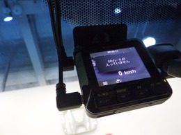 『ドライブレコーダー』動画を残すことで万が一の事態に遭遇した時の必須アイテムです！急ブレーキ・急ハンドルが起こった際、自動で記録が上書きされずに保存され、後でPC等で確認出来ます。