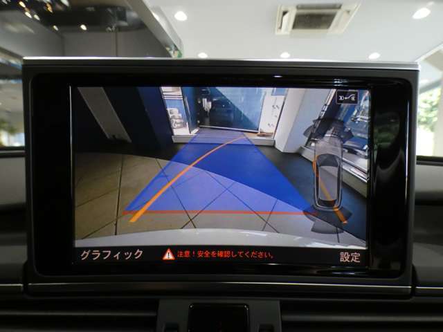 目視が難しい後方の映像を映し出すガイドライン付きバックカメラを搭載！障害物検知センサーも連動しておりますので、狭い箇所での運転や駐車の際に役立ちます！
