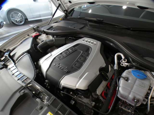 3，000CC　V型6気筒DOHCスーパーチャージャー搭載エンジンです！333馬力（カタログ値）のトルクフルな加速走行性能が魅力です！アイドリングストップ機構も搭載しており燃費も向上しております！