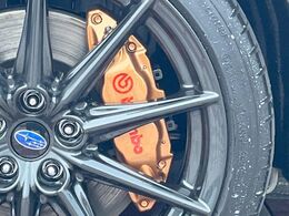 【ブレンボ製キャリパー】ハイパワー車両には強力なブレーキが必須！世界のスーパーカーにも採用されるイタリアの高級メーカー「ブレンボ」を装着！色鮮やかなキャリパーがスポーティな印象を引き立てます♪