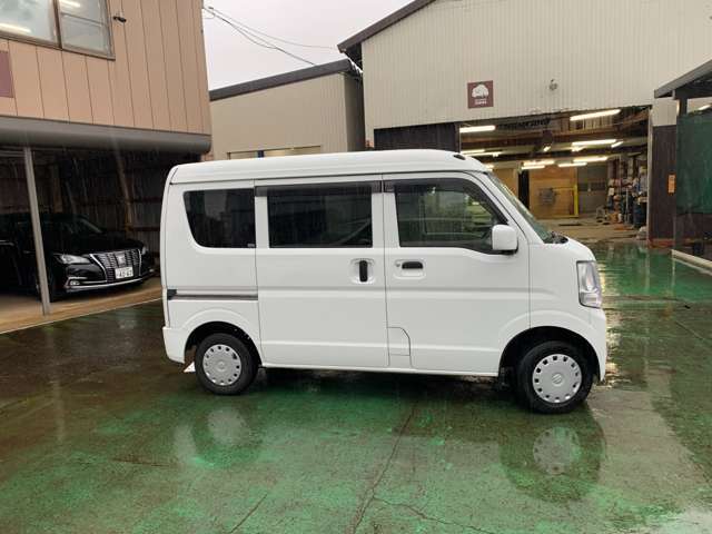 実車を確認してみて傷だらけだった・内装が汚かった等よくありますが、当社では気持ちよく中古車のご購入が出来るように目立つ傷・汚れなどは基本綺麗にしてから展示しております、ご安心してご来店ください。