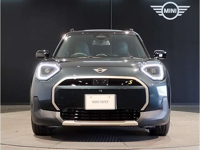 MINIのフロントグリルのデザインはイギリスで生まれた当初から、シルバーのサイドバーが折り重なった伝統的なデザインで御座います。その伝統はBMWのお車になってからでも少しずつ形を変えて守られております