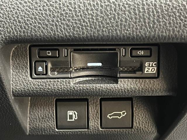 【ビルトインETC】で高速道路もスムーズに乗り降り可能で、ご納車直後からの遠距離ドライブも可能です。